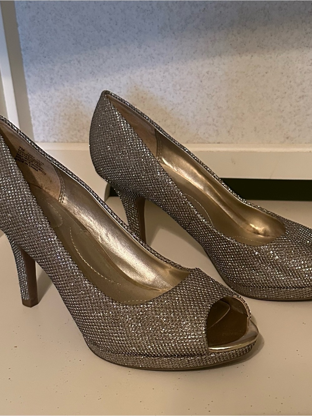 Bandolino Glitter Peep-Toe Heels in Gold/Silver Size 7